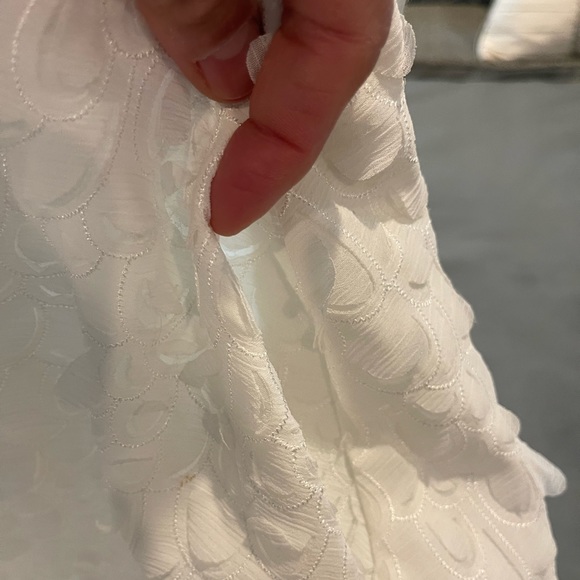 Gorgeous white skirt (on right) - Picture 6 of 8